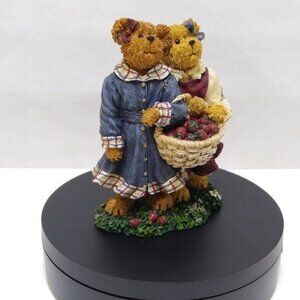 Boyds Bears & Friends The Bearstone Collection Lauren & Jan.. Strawberry Friends